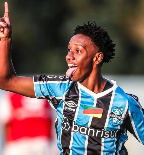 Gabriel Mec é um talento completamente absurdo e fora do comum. A sua relação com a bola, a forma como a trata com receções orientadas, remates tensos, colocados, dribles curtos e muito carinho. É um talento generacional e não admira que a Europa já chame, aos 16 anos.