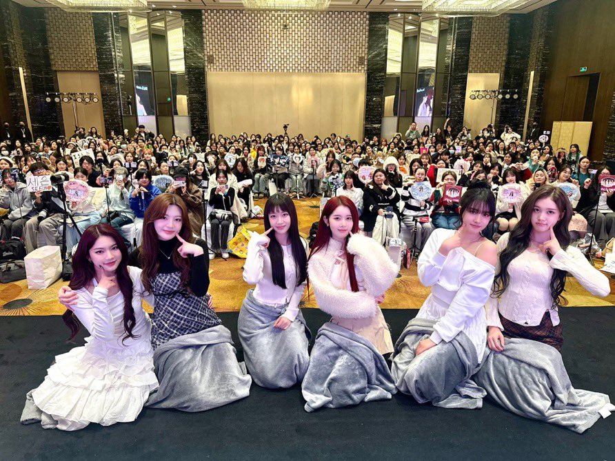 Sending warm 2025 season’s greetings from Nanjing! 🎉 thankyou SWITH who joining with us  at ‘STAYCine Awards’ Fan Sign as we celebrate the spirit of the season with unforgettable memories. Here's to a year of love, laughter, and lasting moments!