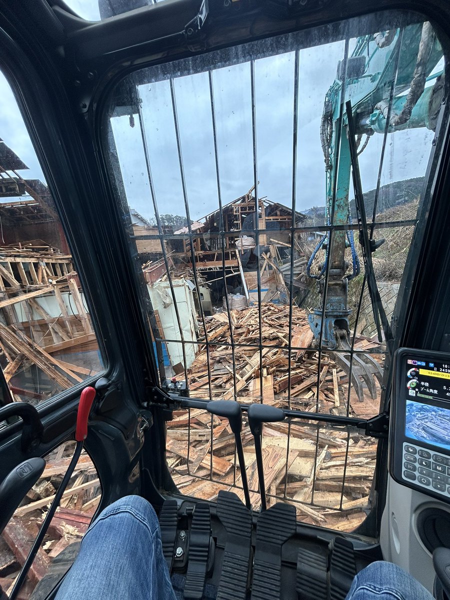 4114YK's tweet photo. 大型だと安いとはいえ4tじゃ頭おかしくなるぞ？運転手1人じゃ木出しが間に合わない😭
まだS造の2階もあるんやから https://t.co/lcTRk3GwQX