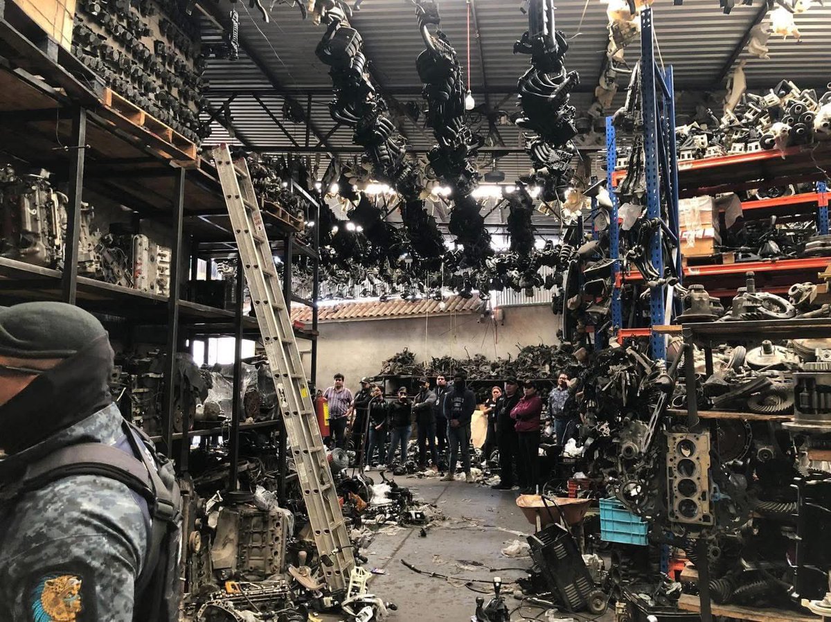Tania_Selvas's tweet image. 🛑 Más de 200 toneladas de #autopartes, 16 #detenidos y 100 coches son #decomisados en los 14 cateos que ha ejecutado la @fge y la @sspchiapas en #SanCristobalDeLasCasas durante las últimas horas. Así como detención de un líder de zona Altos informaron las autoridades estatal.