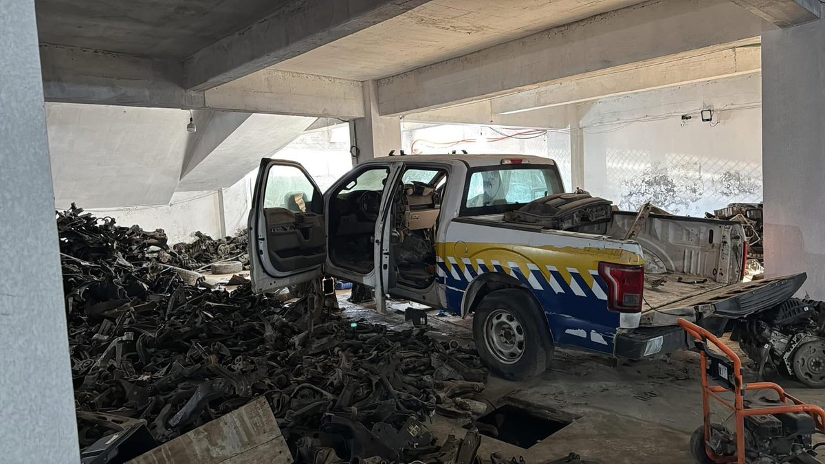 Tania_Selvas's tweet image. 🛑 Más de 200 toneladas de #autopartes, 16 #detenidos y 100 coches son #decomisados en los 14 cateos que ha ejecutado la @fge y la @sspchiapas en #SanCristobalDeLasCasas durante las últimas horas. Así como detención de un líder de zona Altos informaron las autoridades estatal.