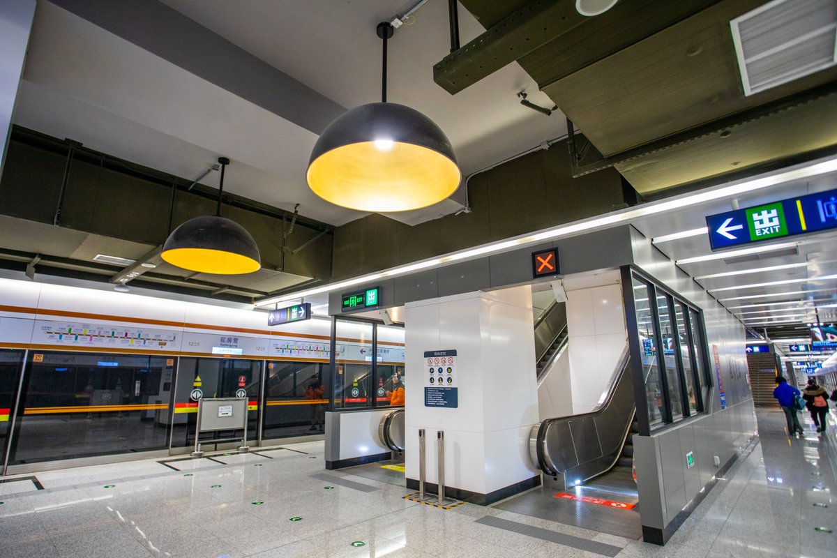 VisitBeijingcn's tweet photo. Tuofangying Station, a new gem on #BeijingSubway Line 12, stands out with its unique design and modern facilities. The station combines industrial style with contemporary elements, and colorful art murals inspired by the #798ArtZone add a lively touch. #VisitBeijing #Beijing https://t.co/il7KF4dtBt