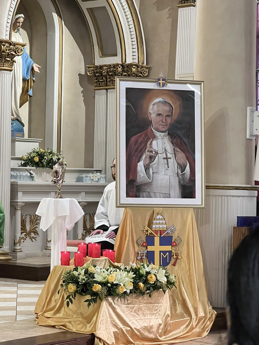 TCarrollEduc's tweet image. St. Thomas More Teaching Fellow Sean Callaghan assisted Fr. Michael Della Penna OFM with the Rite of Reception of a relic of St. John Paul II gifted to St. Leonard’s Church by the Archbishop Emeritus of Krakow, Poland. Sean teaches middle-school theology at St. John’s School in…