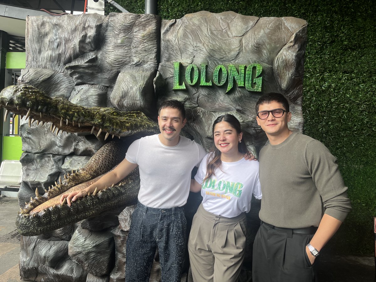 ANG CAST NG DAMBUHALANG SERYENG LOLONG, BUMISITA SA CUBAO! 

Spotted sina Ruru Madrid, Shaira Diaz at Martin del Rosario sa isang terminal ng bus sa Cubao! 

Abangan ang pagbabalik ng #Lolong, mamaya na! 

#LolongLakasAtPuso