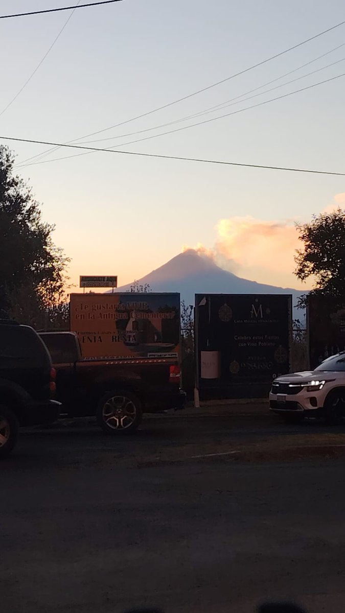 Trafico_Puebla's tweet photo. 🌄 ¡Este domingo nos regaló un atardecer impresionante! 🤩

👉🏻 Comparte tus fotos con nosotros enviándolas al número de #TráficoPuebla 📲 222 538 8425.

#Volcán #Popocatépetl  #Atlixco #Puebla #Atarceder 
📸: @arturo_zf y Comunidad de Tráfico Puebla. https://t.co/tnWPaKpzOx