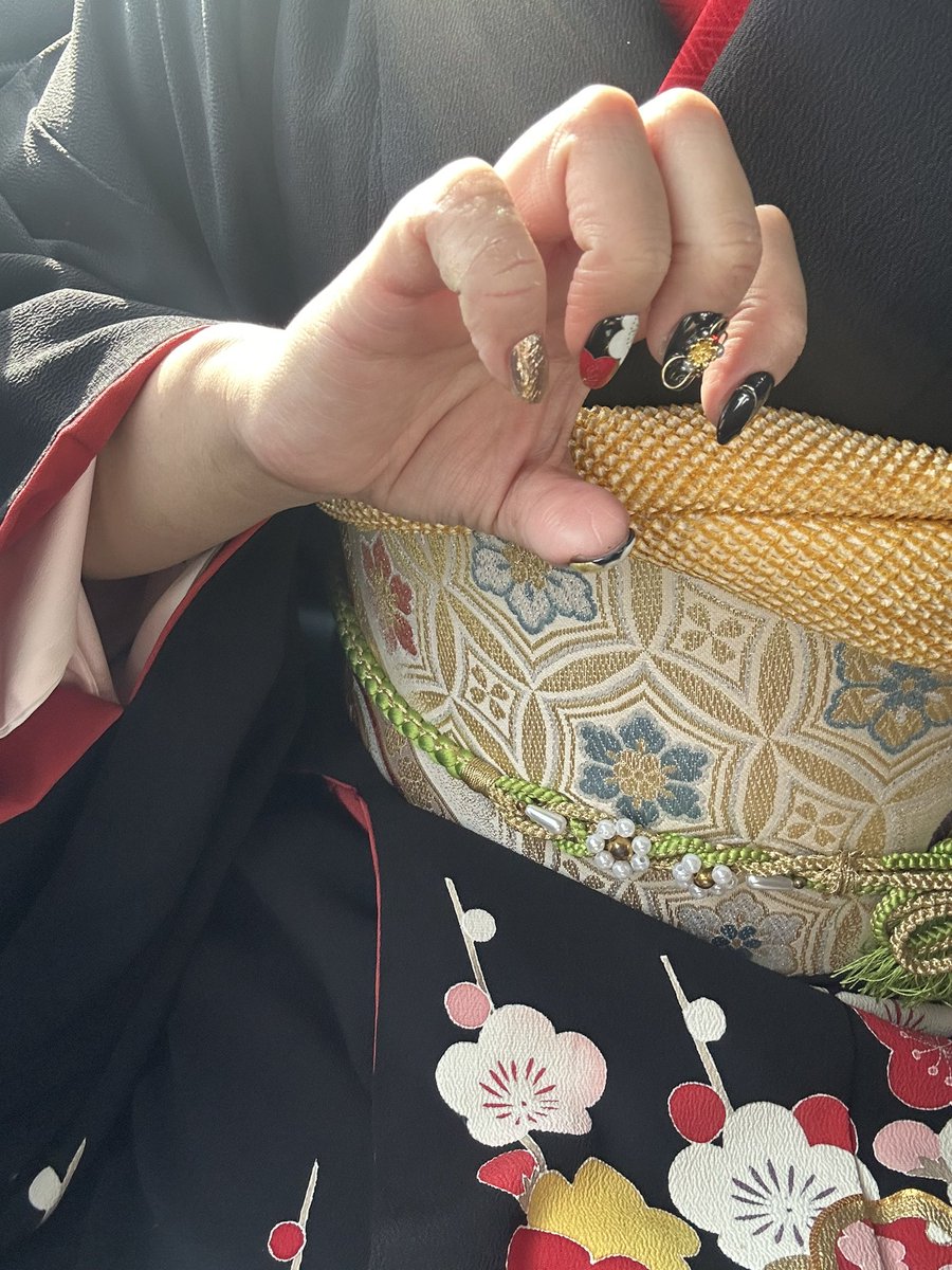 cookie_choco7's tweet photo. On January 12th,I attended the coming of age ceremony.I wore a long-sleeved kimono, called 'furisode'.I was happy to 
get compliments on my clothes. I want to thank my parents to raise me untii now.
@canadaclubjp https://t.co/s5EIpYcFjG