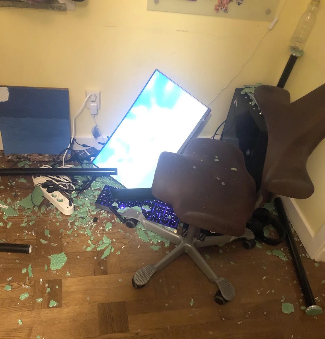 AshCrypto's tweet photo. FUCK THIS CRYPTO SHIT ! 

DOWN $2M IN LAST 24HRS

I HAVE SOLD EVERYTHING.

BULL MARKET IS OVER https://t.co/xHMjAGU900
