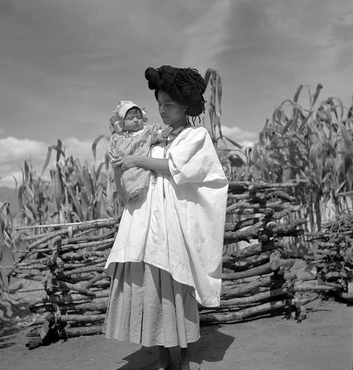 Mujer cargando a su bebé. Pueblo Be'ne Urash (zapoteco), Villa Hidalgo Yalálag, Oaxaca. 1939.