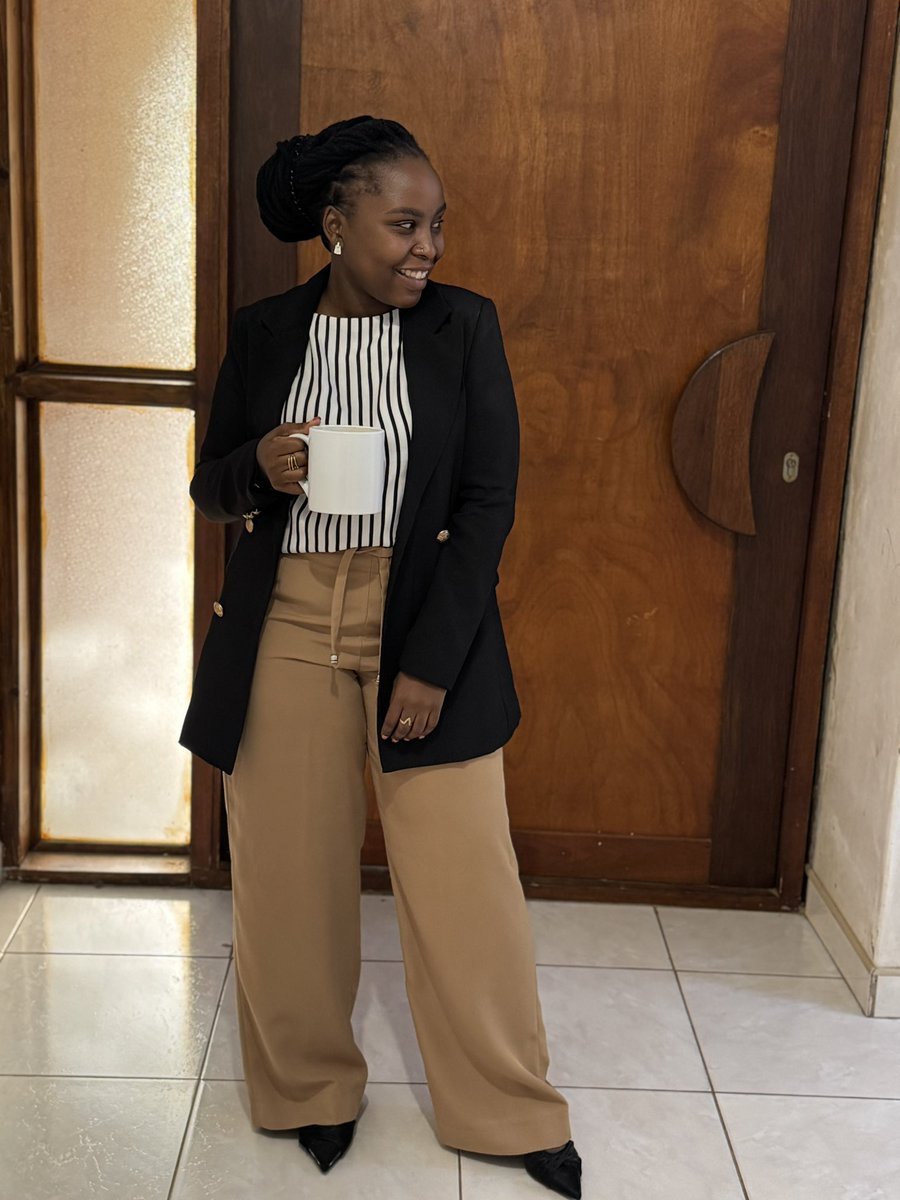 LadyTshawe's tweet photo. It’s a good day to start your week with a cup of tea!
Here’s to wishing you an amazing Monday and week ahead bolovie
#Natiye https://t.co/PrGPPD8wjy