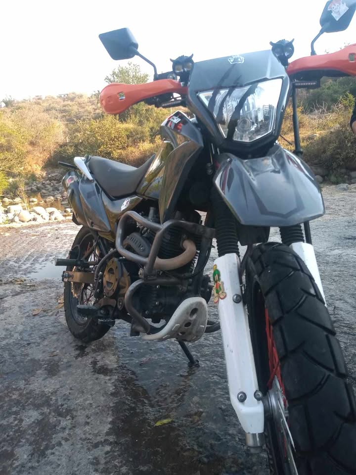 OMGNotiMorelos's tweet photo. COMUNIDAD OMG
NOS PIDEN COMPARTIR... Se suscitó el robo de una motocicleta el día de ayer con las siguientes características:

"Por si la llegan a ver
Dm 250 2024 placa 18PZP6 Morelos
Me bajaron en el panteón de la paz en #chipitlan
Traían una dm negra
2 vatos flacos me apuntaron con el arma"

Cualquier información que ayude con su paradero es vital.