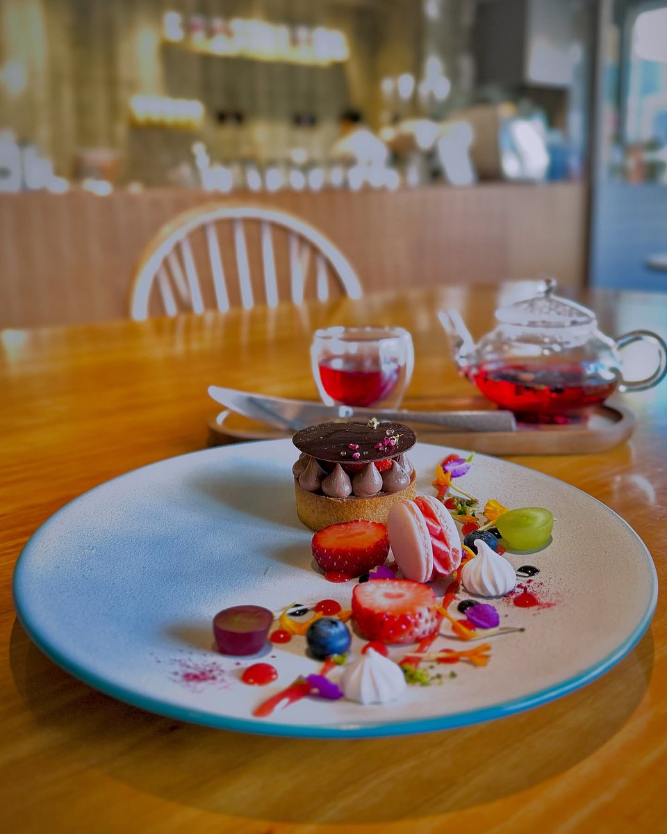 akun112288's tweet photo. お目当てのタルトショコラフレーズ🍫🍓
・
酸味が合いそうだったので、フルーツティーに🫖
・
出てきたプレートが、それはもうかわいすぎて歓喜❤️‍🔥
・
同じケーキだけど、それぞれ違うデコレーション
・
アートみたいに美しくて、食べるのがもったいなかったけれど
とっても美味しかった🥰 https://t.co/XwyBminl2t