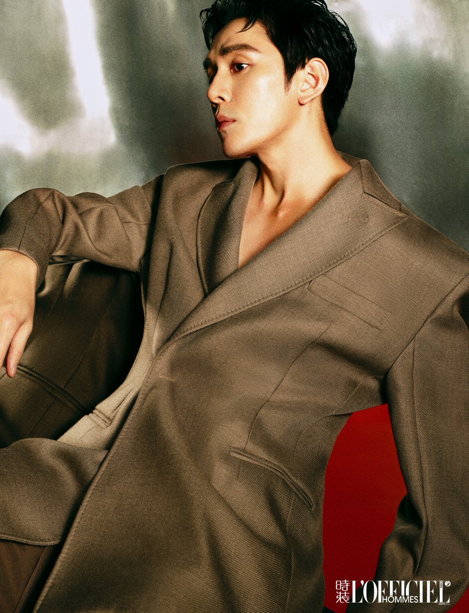 FKShi's tweet photo. Photoshoot pics of #LiJiaQi (#AustinLi #李佳琦 -actor) for L'Officiel Hommes China Magazine - January 2025 issue.
More :
https://t.co/0rzOKxct7N
~Weibo 20 Jan 2025~ https://t.co/fdPt4175jb