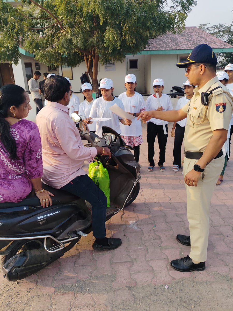 DiuNyk's tweet photo. मेरा युवा भारत दीव वॉलेंटियर्स ने ट्रैफिक पुलिस द���व के साथ मिलकर सड़क सुरक्षा जागरूकता अभियान चलाया,यातायात नियमों का पालन करने वालों को पुष्प देकर सम्मानित किया,साथ ही पुस्तिका वितरित कर, स्टिकर्स चिपका कर लोगों को जागरूक किया। @mybharatgov
@nyksindia
@YASMinistry @nyksgujarat https://t.co/4qN9nPLul5