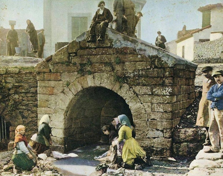 Fuente de Foncalada (Oviedo/Uviéu) en 1895.
Fotografía de Luis Muñiz Miranda.
Colección del Museo del Pueblo de Asturias.