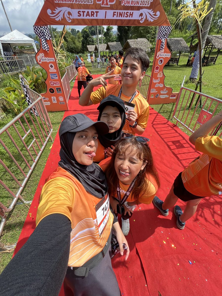 ketopraqqq's tweet photo. tiba tiba atlet , 7.7k 😭🤟🏻 https://t.co/IymI61XnCv