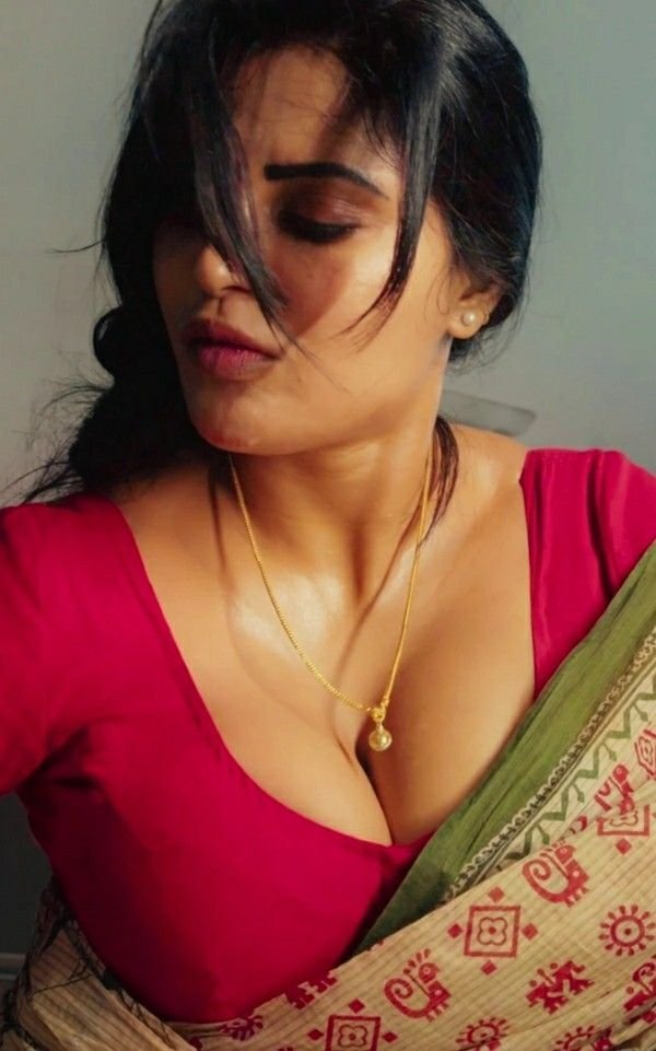 sp9952462387's tweet photo. @SecretRenuka 

மேகம் மறைத்த நிலவு
அழகல்ல..
சேலை மறைத்த மார்பும்
அழகல்ல..

குதித்து எட்டிப் பார்க்கும்
நிலவோ..

உன் மார்பு பெண்ணே... https://t.co/q6ZkFmJVf7