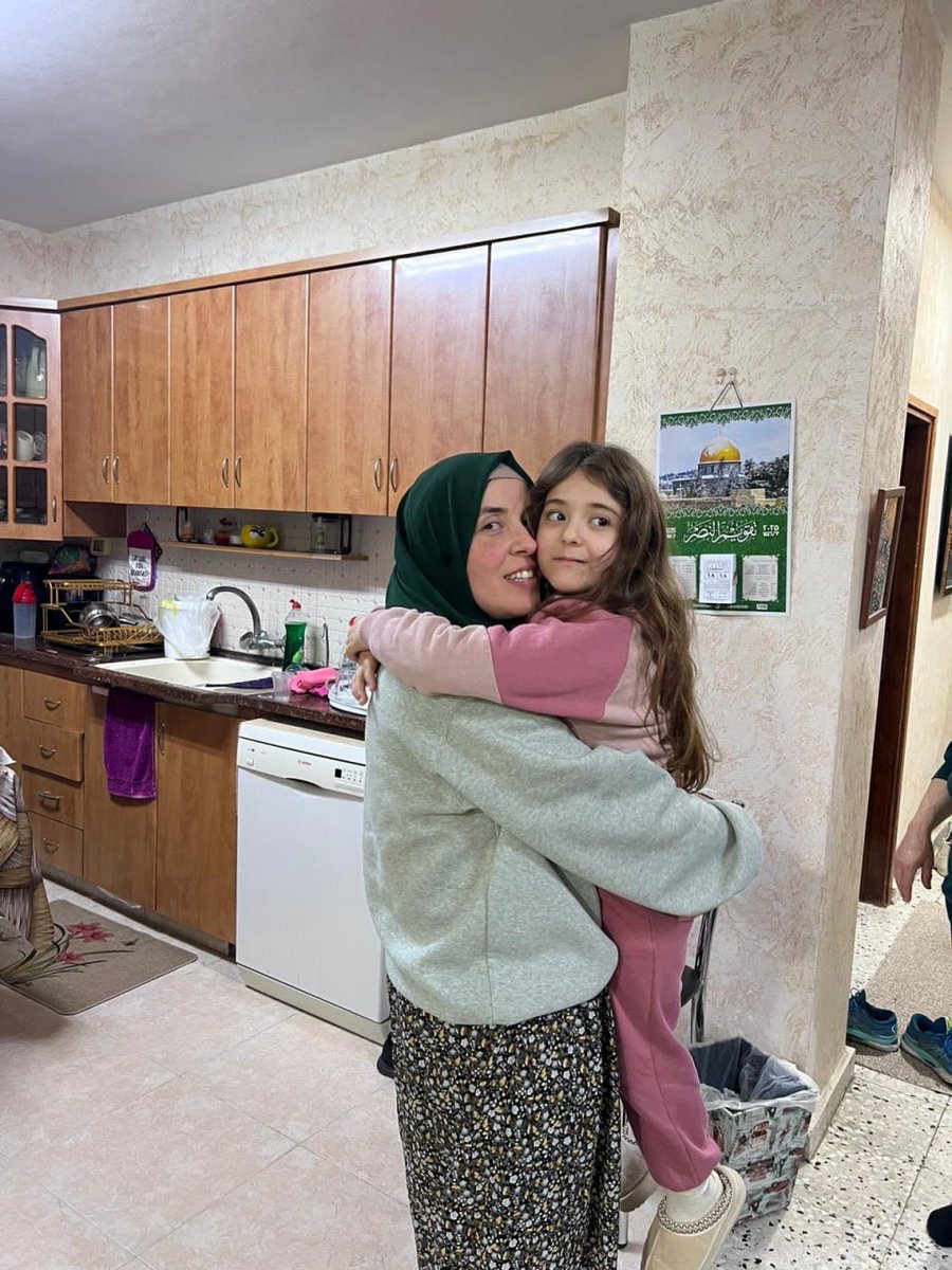 MustafaBarghou1's tweet photo. Photos of some of the Palestinian women and children ,captured by Israel ,meeting their families last night. 69 Palestinian women and 21 Palestinian children were released from Israeli prisons yesterday in exchange of the release of three Israeli women. https://t.co/JvX3XGYPe7