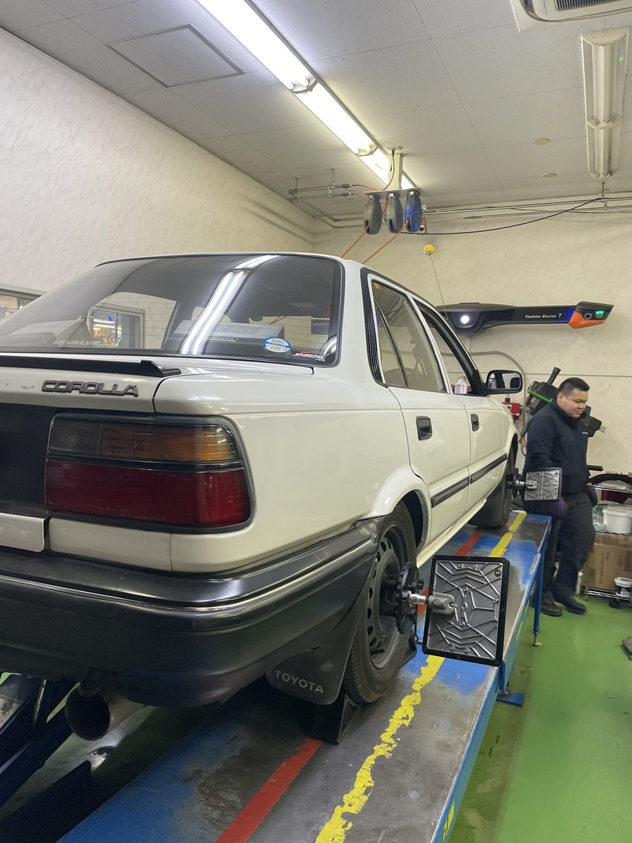 taiyaichiba1008's tweet photo. AE90カローラという80年代の車のアライメントをさせていただきました!
前後でトー調整が出来ましてリア側はカバーを外した奥にあり、凝った作りになっていました😆
古いお車もご対応出来ますので、メンテナンスでアライメントをしませんか?
#AE90
#カローラ
#80年代
#ネオクラ https://t.co/IA16FO1fql