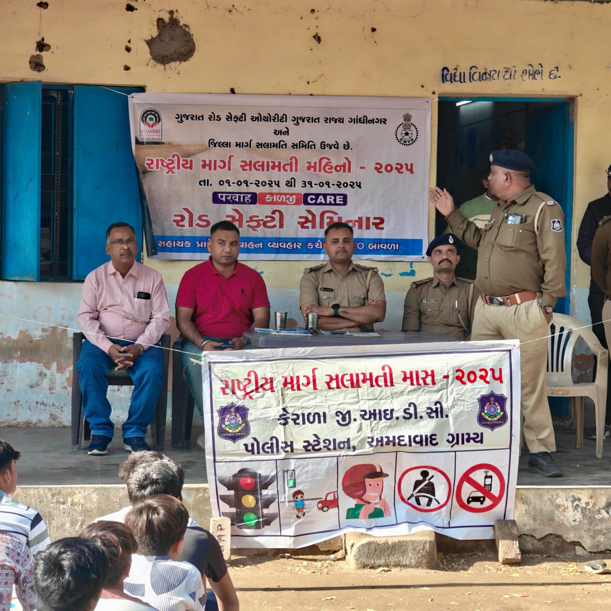 artobavla's tweet photo. "ચિયાળા પ્રાથમિક શાળા ખાતે આરટીઓ વિભાગ તથા પોલીસ વિભાગ સાથે સંકલીત રહી સ્કૂલના બાળકોને રોડ સેફ્ટી  માર્ગ સલામતી વિષે સમજૂતી આપવામાં આવી" @GRSAofficial @COTGuj_office @CollectorAhd @AhmedabadSp https://t.co/Ygf7t8O5X0