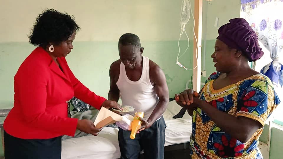 NkumuFed's tweet photo. The Bali district hospital was the center of attraction on December 24 2024, as NFF celebrated Christmas with patients in a project sponsored by BCA USA's southern Texas chapter. The NGO assisted  50 patients with a sum of 20,000 francs CFA each.
@VitalVoices 
@USEmbYaounde https://t.co/sqKDQoZREZ