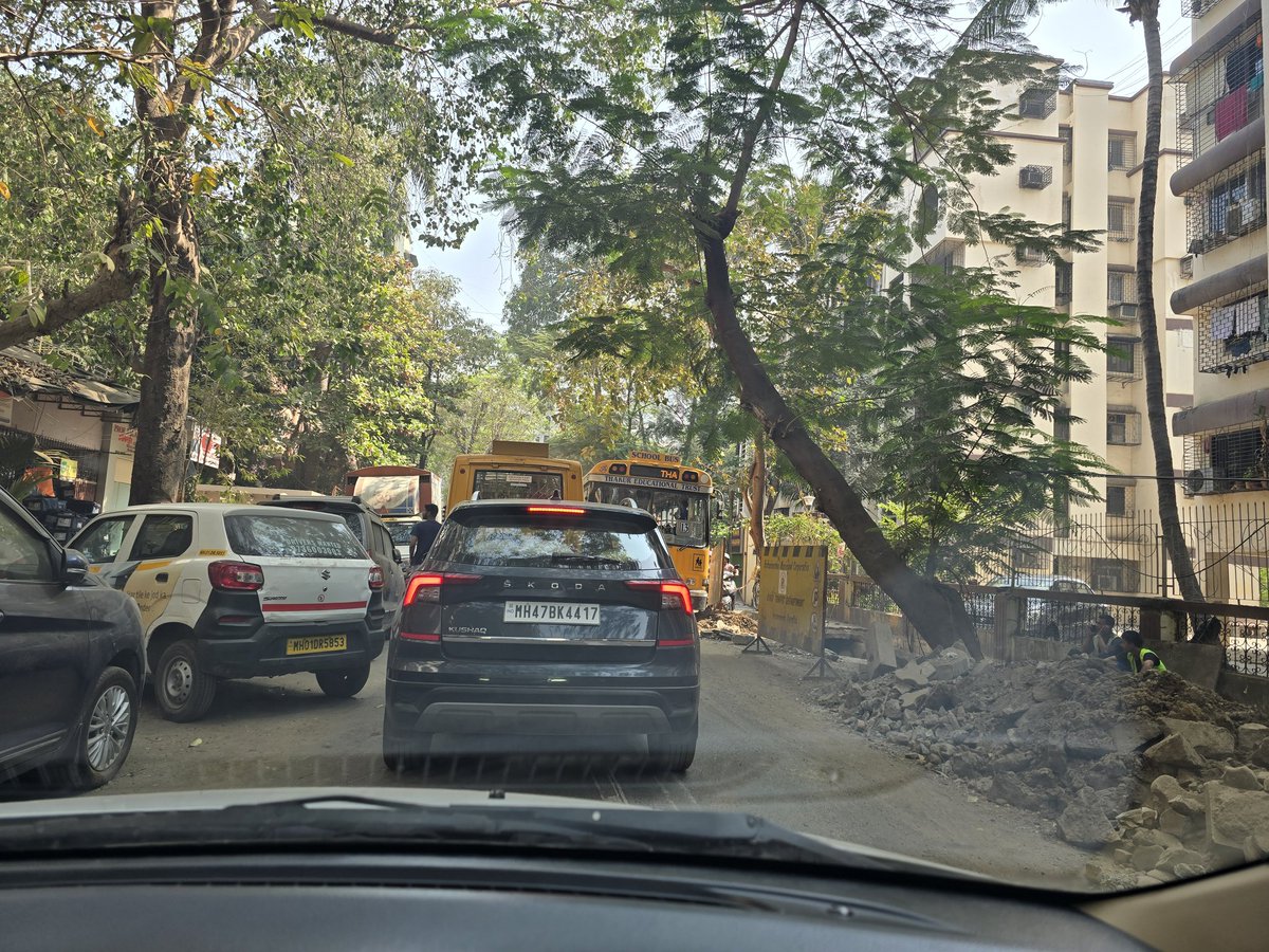 yad700's tweet photo. Everyday issue in videocon tower lane due to illegal car parking on both sides of narrow lane in #thakurcomplex #kandivaliEast . Entire road got jammed for 1 hour . #mumbairto @CPMumbaiPolice @MTPHereToHelp https://t.co/SykRSQ1QaH