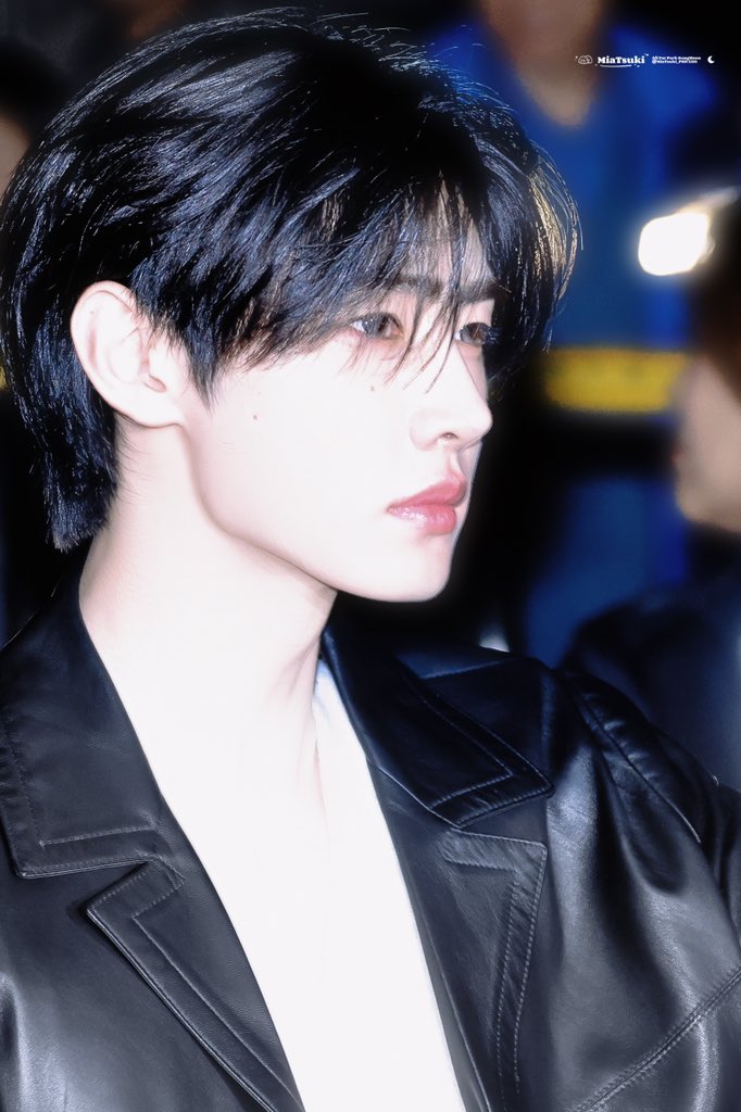 sunghoon vampirism is fucking real