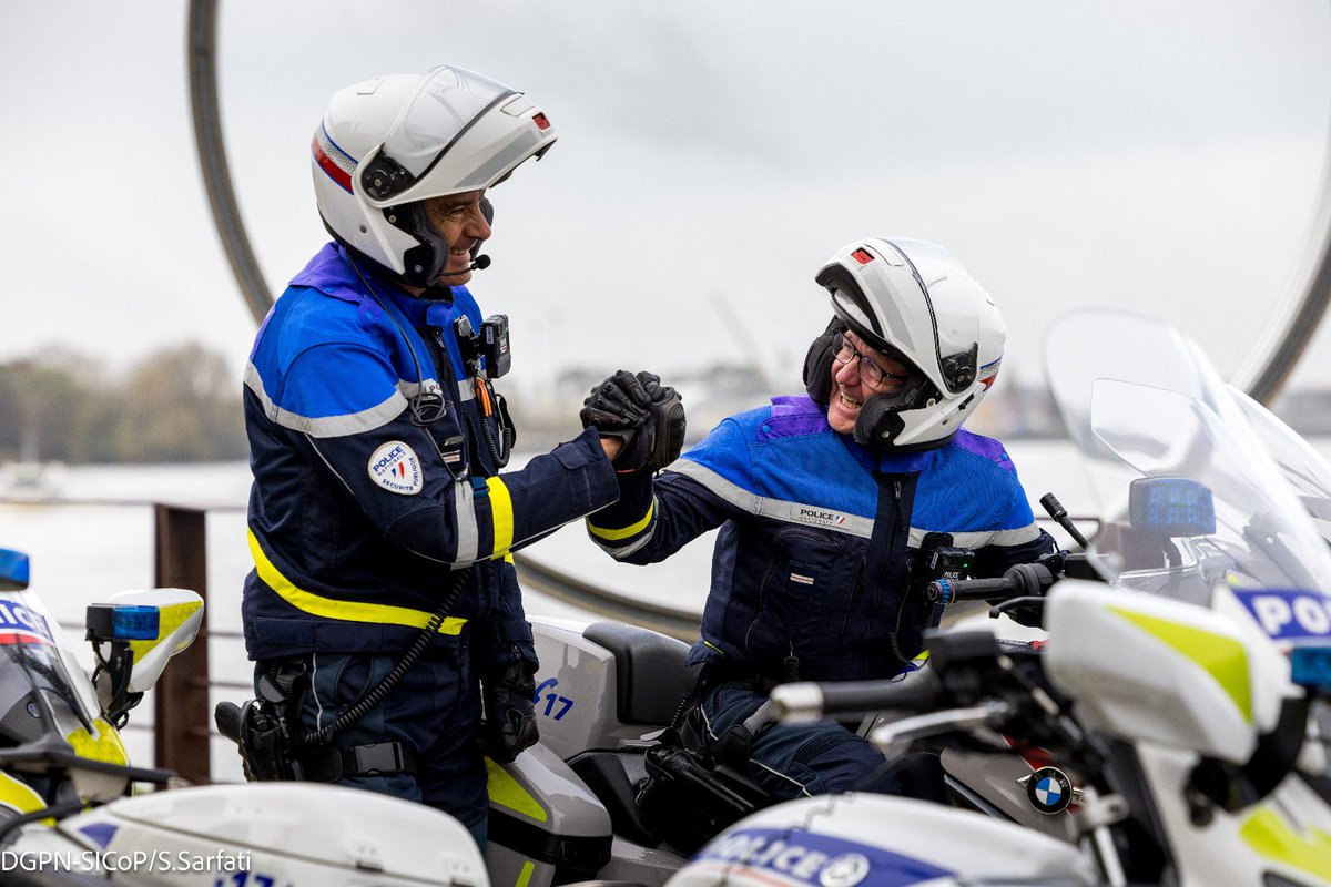 PoliceNationale's tweet photo. #BlueMonday | Le bleu, c'est notre couleur préférée 💙👮‍♂️Aujourd'hui comme tous les jours de l'année, on garde le moral, ensemble. https://t.co/yJaHGFogVu