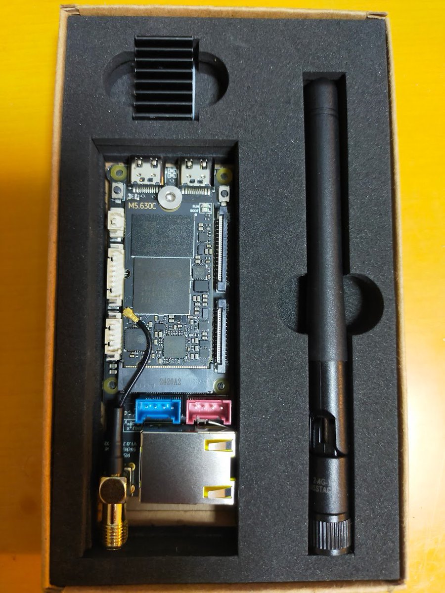 ciniml's tweet image. LLM630きた。ヒートシンク貼らないと燃えるんかな。 #m5stack #M5StackLLM