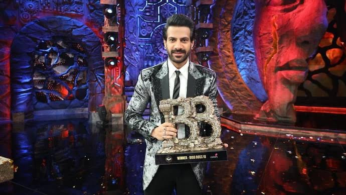 BabluCh31201102's tweet photo. Karan Veer Mehra won Bigg Boss 18, lifted the trophy and also got a cash prize of Rs 50 lakh. Actor Vivian Dsena ended up being the first runner-up of the Salman Khan-hosted show.
#KaranveerMehra
#BB18Final
#BB18Trophy
#BiggBoss
#VivianDesna https://t.co/ZabNUSHSS7