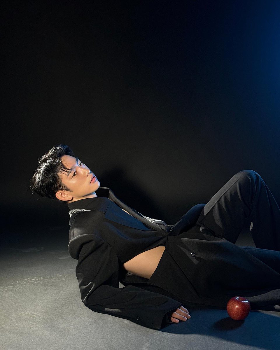 ultnyeong's tweet photo. jinyoung is serving left and right https://t.co/XpNyJHju8r