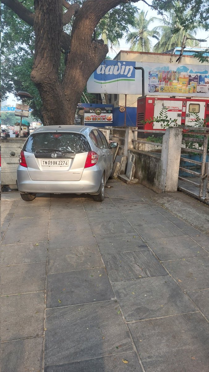 Nanmaran_'s tweet photo. @ChennaiTraffic vehicle parked pedestrian path near Aavin booth opp Rajbhavan gate 2 kindly take necessary action. https://t.co/CLdmbqOhXH