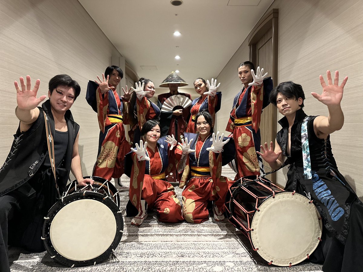 dazaifumahoroba's tweet photo. 先日、ヒルトン福岡シーホークにて演舞をさせていただきました。
今回は特別バージョンで
STUDIO ZINXさんと
野和太鼓さんにも出演していただき、梅王のショートバージョンを披露。
ありがとうございました🌸
#太宰府まほろば衆
#studiozinx
#野和太鼓 https://t.co/3RDvQTkgtH