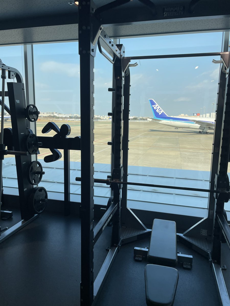 handball_mekaru's tweet photo. 福岡空港に来るとさ、飛行機見ながらトレーニングしたくなるよね？ https://t.co/OMJMKa91Pi