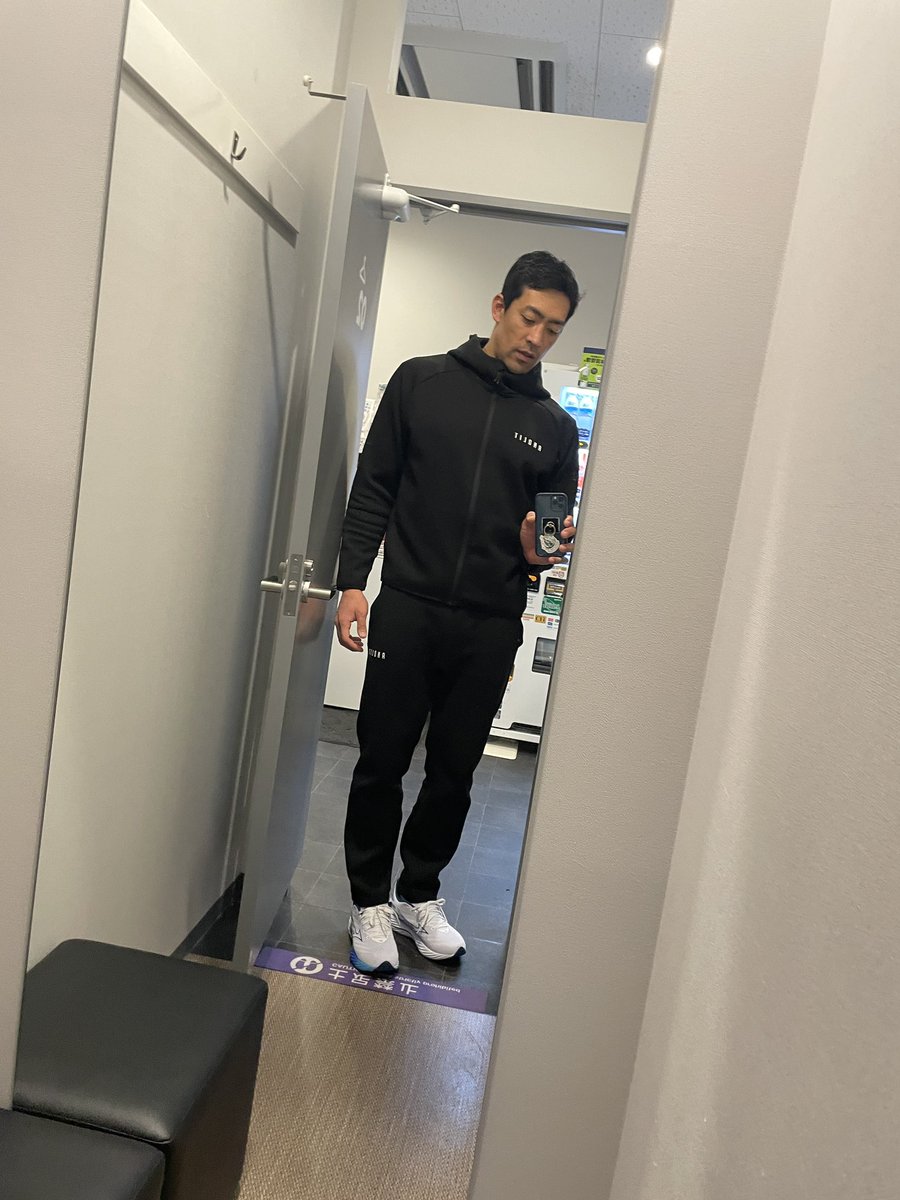 handball_mekaru's tweet photo. 福岡空港に来るとさ、飛行機見ながらトレーニングしたくなるよね？ https://t.co/OMJMKa91Pi