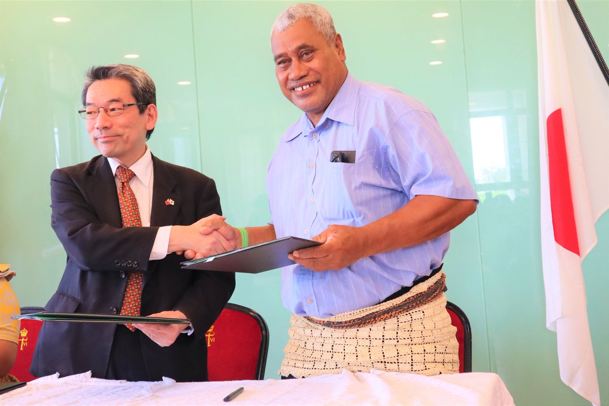 japanintonga's tweet photo. 1月17日 #草の根人間の安全保障無償資金協力 GGP贈与契約署名式を行いました！🇹🇴🇯🇵

マタイカ村給水設備整備計画
ヴァヴァウ島中部にあるマタイカ村の給水設備を改修することで、毎日断水が発生していた村に24時間清潔で安全な水を供給することができます💧 https://t.co/93JmZjTx9z