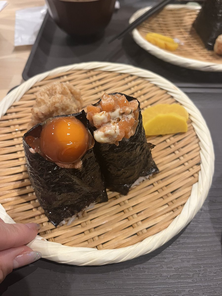 kenken00512's tweet photo. 先日福岡のおにぎり屋さんに行ってきた❤️

お味噌汁とおむすびと唐揚げ！！
お腹パンパンになったー！！

#海鮮とおむすび https://t.co/HkEUsbadbG
