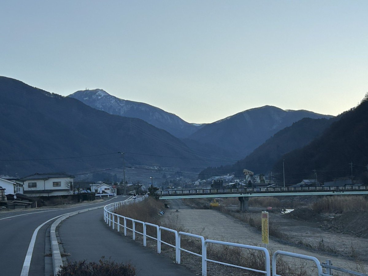 1月18日朝7時、金華橋からの冬景色。
朝日に照らされて黄金色に輝く北アルプス。振り返れば美ヶ原。
思わず息をのむ瞬間です。
凛とした空気が心まで澄ませてくれる冬の松本へ、ぜひ遊びに来てみませんか？

#松本  #冬の絶景 #早朝散歩 #旅したくなる風景 #松本マラソン