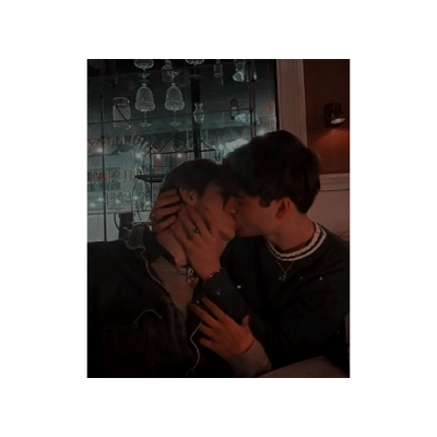 ᅟ
ᅟ                𝑺͟𝑬͟ ͟𝑩͟𝑼͟𝑺͟𝑪͟𝑨  ⦂
ᅟ          @  masc + masc.
ᅟ
ᅟ              𝘂𝗻 𝗮𝗻̃𝗼 𝘆 𝗺𝗲𝗱𝗶𝗼 𝖽𝖾 𝗋𝖾𝗅𝖺𝖼𝗂𝗈́𝗇. 
ᅟ