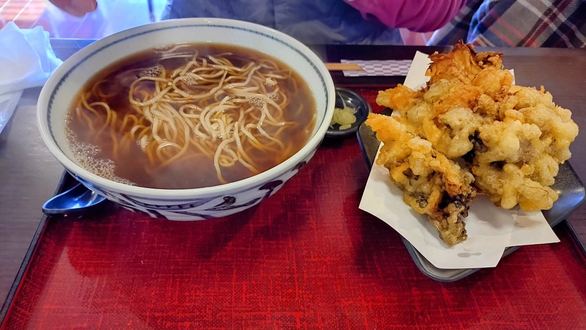 rainrain52's tweet image. 草加公園の近くにある手打ちそばやまびこさんのゆばそばと舞茸天蕎麦の大盛り😋丁寧に作られて美味しいおそば😌　#手打ちそばやまびこ　#越谷市　#美味しいおそば