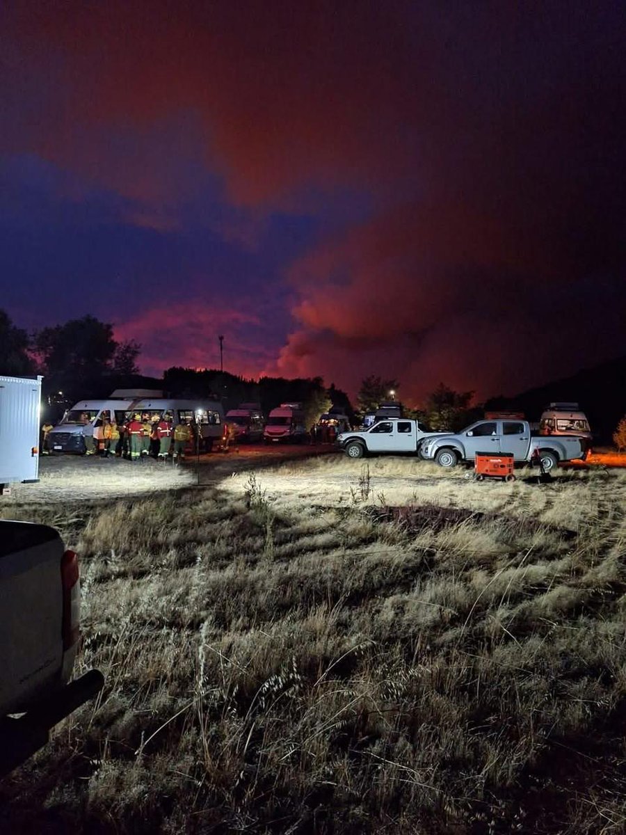NoticiasValpoEx's tweet photo. #NACIONAL #ÚLTIMOMINUTO

Tres brigadistas forestales de la empresa CMPC mueren mientras combatian incendio forestal en el sector de El Sauce en la provincia de Malleco región de La Araucania, el fuego arrasa con 400 hectáreas. https://t.co/dRDsZzBIz3
