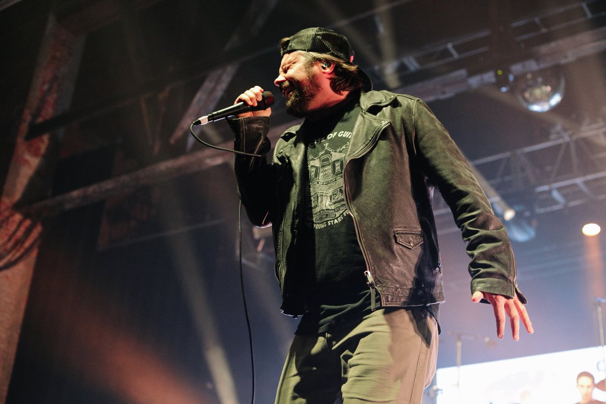 HowWeAreupdates's tweet image. Photos of @silverstein with @thursdayband @armslengthblues  @splitchainband at @TheParamountNY in Huntington, NY on 1•15•25. See more here: tinyurl.com/323353ya 📷:@TheAndyJimenez