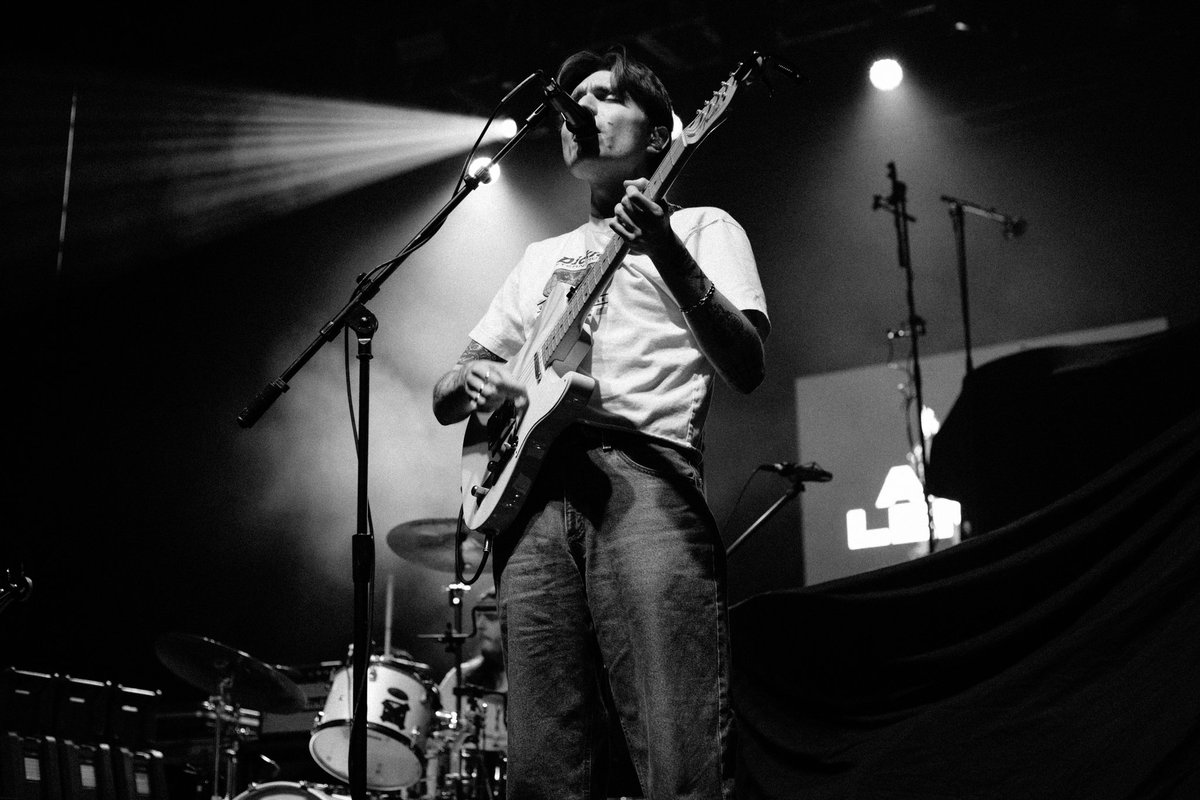 HowWeAreupdates's tweet image. Photos of @silverstein with @thursdayband @armslengthblues  @splitchainband at @TheParamountNY in Huntington, NY on 1•15•25. See more here: tinyurl.com/323353ya 📷:@TheAndyJimenez