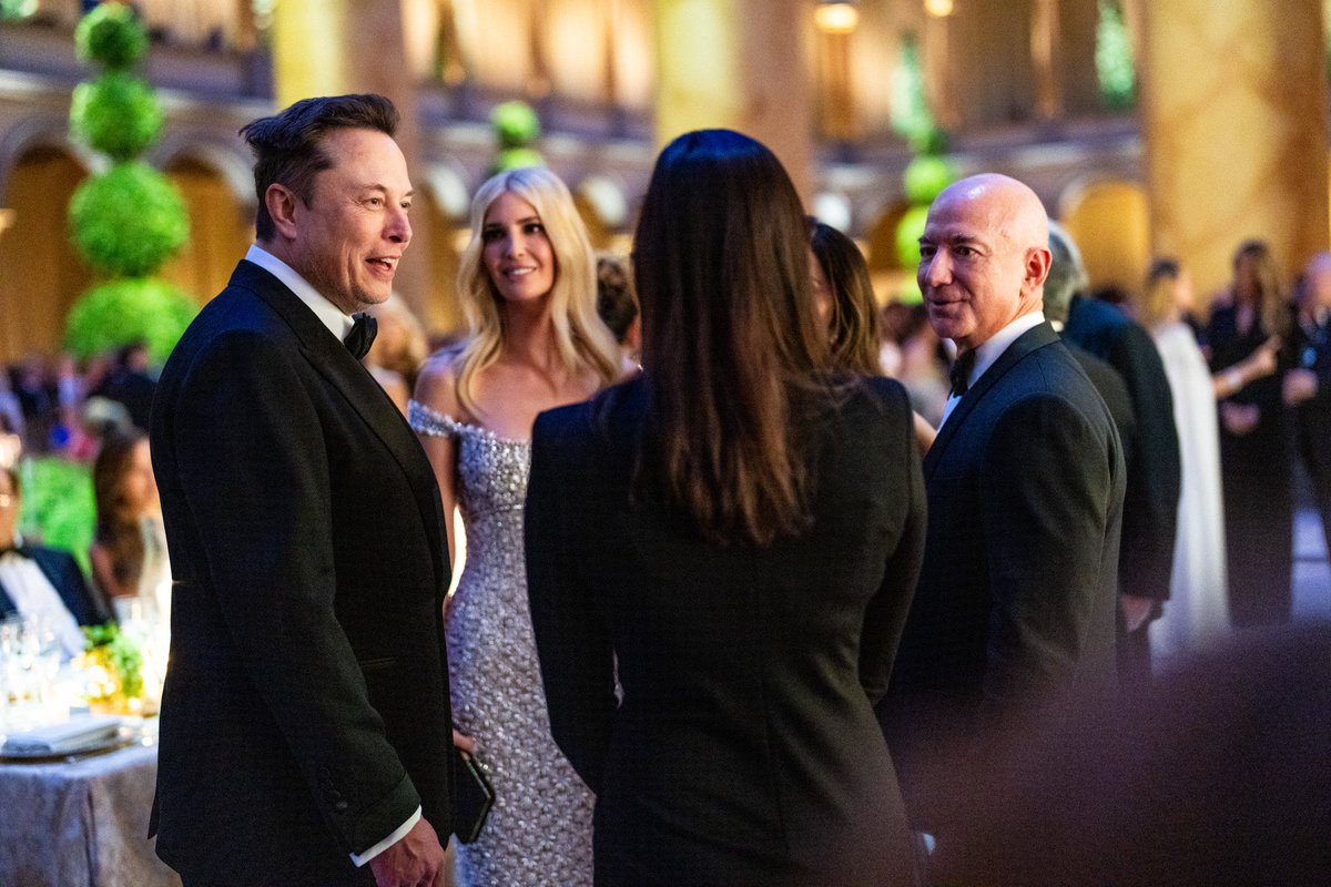 SawyerMerritt's tweet photo. Elon Musk and Jeff Bezos spotted talking tonight.

Bezos’ rocket company, Blue Origin finally made it to orbit this past week after 24 years. https://t.co/AsA81QtbzP