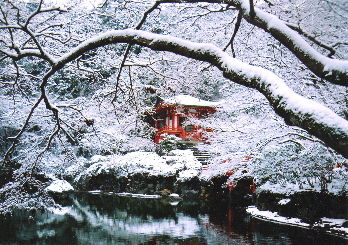 PopJapan2015's tweet photo. Daigoji Bentendo Temple transforms into a serene winter wonderland, with snow blanketing the temple grounds and creating a picturesque landscape.

Photo credited to ja:利用者:Prst

#winter #japan https://t.co/Anr7svqbpQ