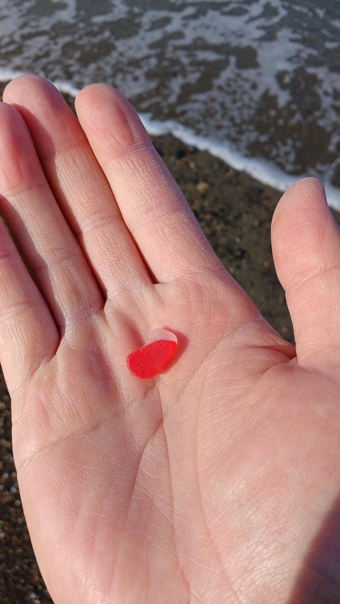 sosuke_seaglass's tweet photo. 冬場は荒天続きで浜に行けてませんでしたが、久々に出掛けて赤いシーグラスをGET！う～ん、めんこい💓 https://t.co/fDXDTBA2Mo