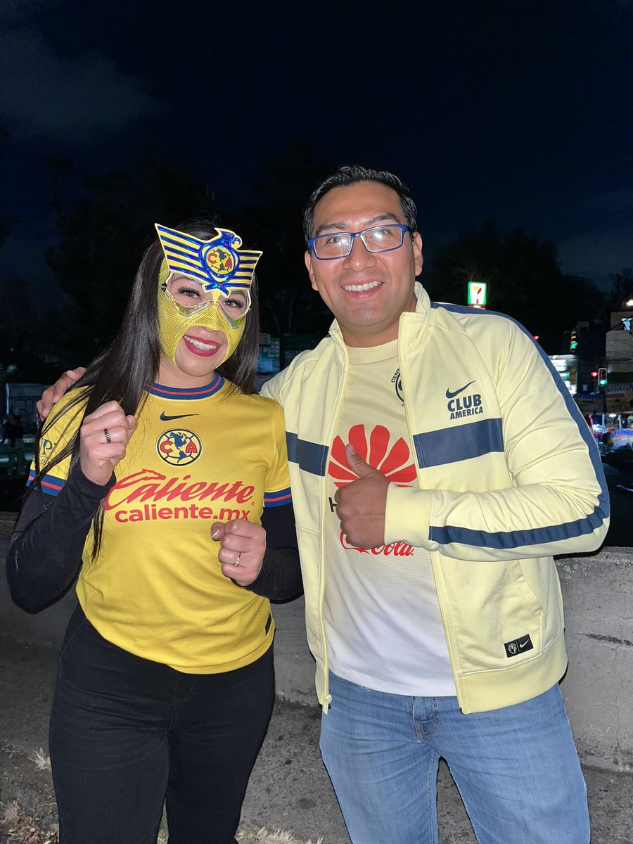 ReinaAzulcrema's tweet photo. Hoy conviví con la bandita #azulcrema a las afueras del @EstadioAzteca para festejar nuestro #tricampeonato. 🏆🏆🏆🦅💛💙

¿Quién me vio por ahí? 🤔

#reinaazulcrema #juntosxla17 #vamosamerica #vamosaguilas #somosamérica #america #americaynadamas #odiamemás https://t.co/eT2YhIaVt8