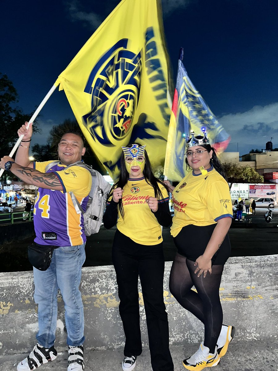 ReinaAzulcrema's tweet photo. Hoy conviví con la bandita #azulcrema a las afueras del @EstadioAzteca para festejar nuestro #tricampeonato. 🏆🏆🏆🦅💛💙

¿Quién me vio por ahí? 🤔

#reinaazulcrema #juntosxla17 #vamosamerica #vamosaguilas #somosamérica #america #americaynadamas #odiamemás https://t.co/eT2YhIaVt8