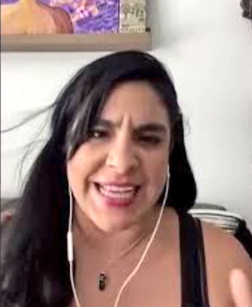 Liberfach0's tweet photo. Cuando la reportera de Willax intenta entrevistar a Susel, se ve q escapa junto con su asesora, ¿Quien es?, Eliana Carlín, quien fué fundadora de NoaKeiko, y se dedicó a insultar rivales politicos, lo que le benefició por AÑOS, abro hilo exponiendo todas sus joyitas (1/9) https://t.co/F1yud4KKmT