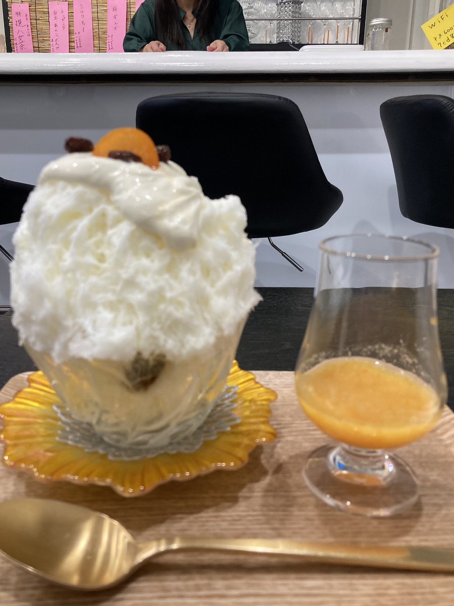 Io7Jk2's tweet photo. 新小岩
アイス&amp;バー ジェラード
きんかんレアチーズ🍊 小　1000円

昼間はかき氷、夜はバーのお店です。
サイズが大と小が選べます。
レアチーズソースが濃厚でした。
甘く煮たきんかんと、お酒を感じるラムレーズンが美味しかったです。
#かき氷　#東京かき氷 https://t.co/tnZQ5GXvBk