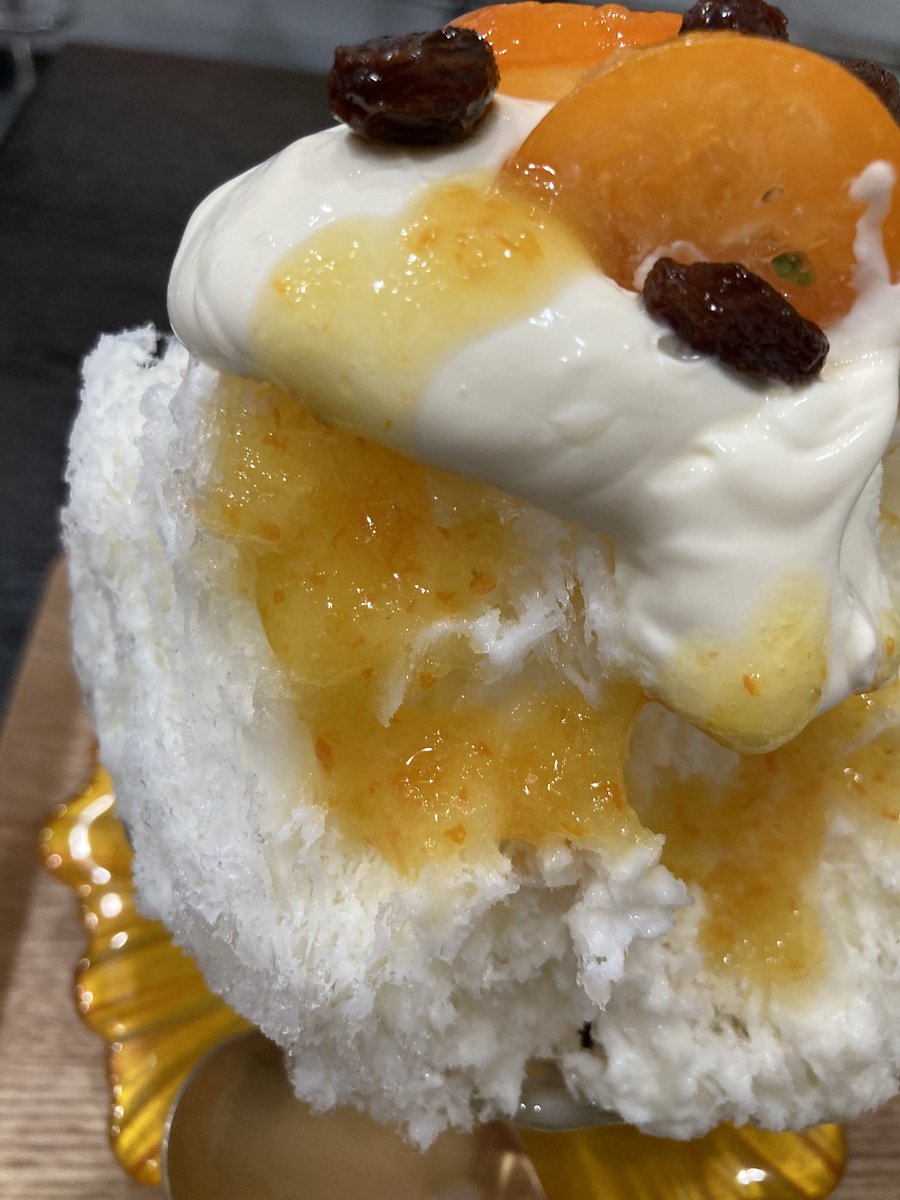 Io7Jk2's tweet photo. 新小岩
アイス&amp;バー ジェラード
きんかんレアチーズ🍊 小　1000円

昼間はかき氷、夜はバーのお店です。
サイズが大と小が選べます。
レアチーズソースが濃厚でした。
甘く煮たきんかんと、お酒を感じるラムレーズンが美味しかったです。
#かき氷　#東京かき氷 https://t.co/tnZQ5GXvBk